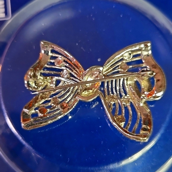 Elegant Silver Tone Bow Brooch - Picture 7 of 14